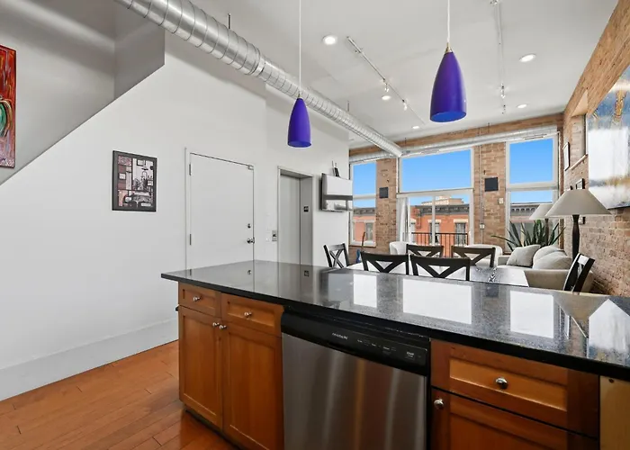 Amazing Wicker Park Penthouse With Skyline Views