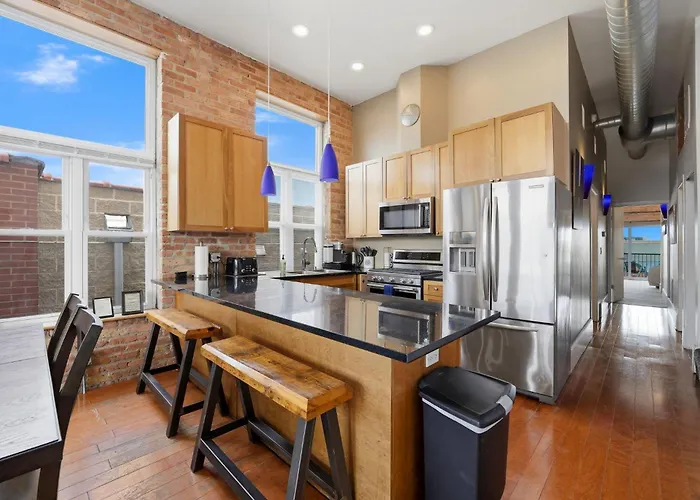 Amazing Wicker Park Penthouse With Skyline Views *