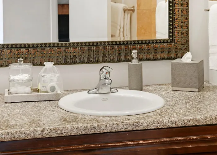 Amazing Wicker Park Penthouse With Skyline Views *