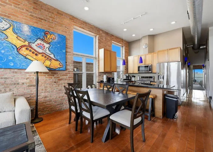 Amazing Wicker Park Penthouse With Skyline Views