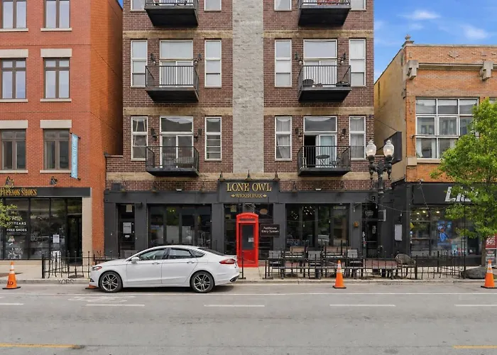 Amazing Wicker Park Penthouse With Skyline Views *