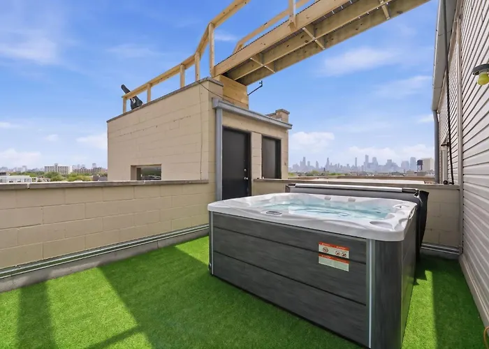 Amazing Wicker Park Penthouse With Skyline Views *